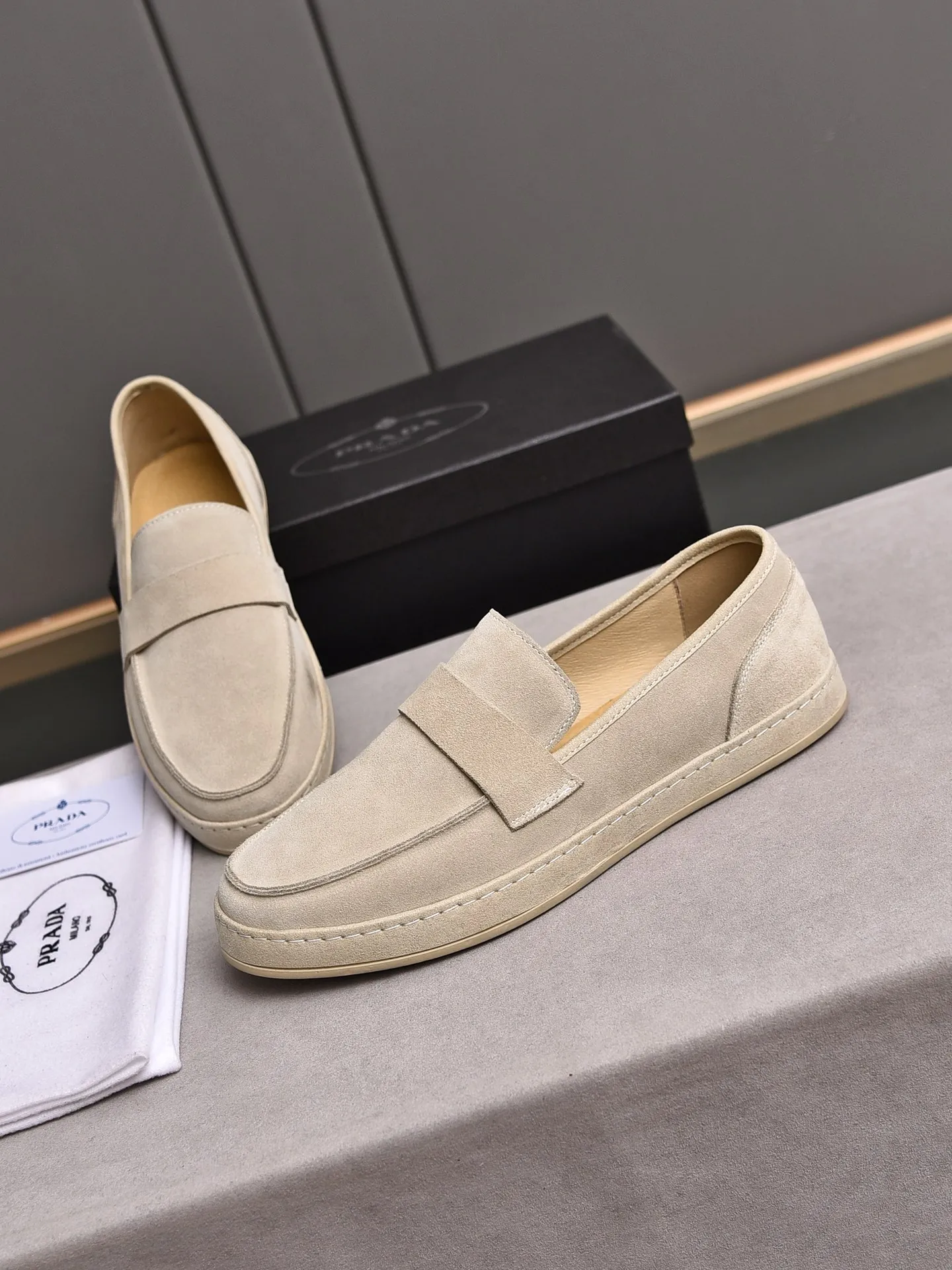 👟👟👟Men's Shoes💰P420 🆕🔥New Updates🔥👟PRADA (Prada) new products are released, imported soft cowhide, fashionable to allow air to penetrate the entire shoe, and the awesome shoes [strong] bring an extremely comfortable and breathable feeling! Beautiful inside and out! Exquisite workmanship, top-grade cowhide material, 😌Number: 38~44, 3 colors available: black, white and blue.